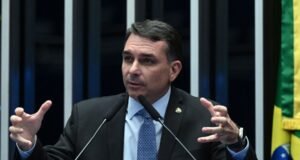 Flávio intensifica articulações e tenta reorganizar PL para consolidar disputa ao Planalto