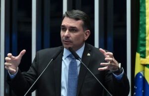 Flávio intensifica articulações e tenta reorganizar PL para consolidar disputa ao Planalto