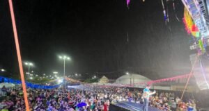 Senafolia registra primeira noite com multidão, mesmo com chuva em Senador Pompeu
