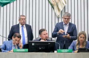 Alece aprova reajuste salarial e de auxílio-alimentação de servidores públicos do Governo