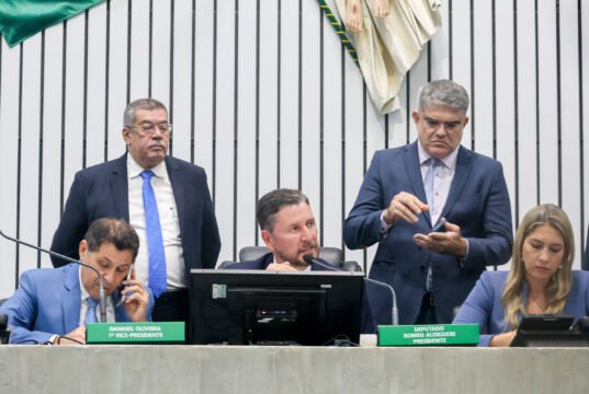 Alece aprova reajuste salarial e de auxílio-alimentação de servidores públicos do Governo