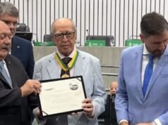 Lúcio Alcântara recebe Medalha 13 de Maio, da Alece, por serviços prestados ao Ceará