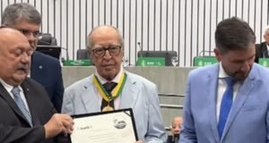 Lúcio Alcântara recebe Medalha 13 de Maio, da Alece, por serviços prestados ao Ceará
