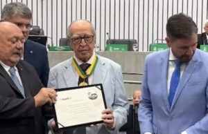 Lúcio Alcântara recebe Medalha 13 de Maio, da Alece, por serviços prestados ao Ceará