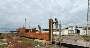Banabuiú: Marcílio Coelho acompanha obras do Estádio Fifizão e destaca avanço