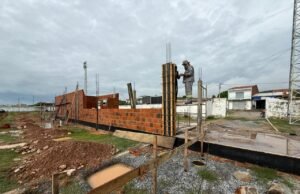 Banabuiú: Marcílio Coelho acompanha obras do Estádio Fifizão e destaca avanço