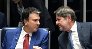 Alece anuncia Cid Gomes e Camilo Santana como agraciados com a Medalha Virgílio Távora