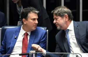 Alece anuncia Cid Gomes e Camilo Santana como agraciados com a Medalha Virgílio Távora