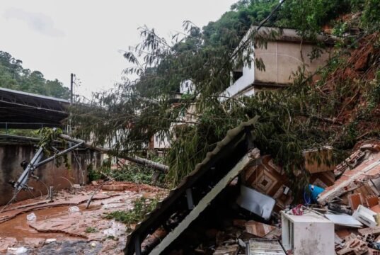Governo anuncia repasse de R$ 7,3 mil a vítimas das enchentes em MG