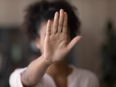 Projetos de lei podem tornar obrigatório o número 180 em notícias sobre violência contra mulheres