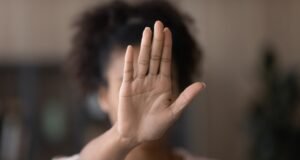 Projetos de lei podem tornar obrigatório o número 180 em notícias sobre violência contra mulheres