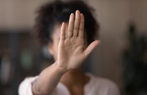 Projetos de lei podem tornar obrigatório o número 180 em notícias sobre violência contra mulheres