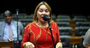 Deputada cearense é alvo de operação da PF que investiga descontos irregulares em benefícios do INSS
