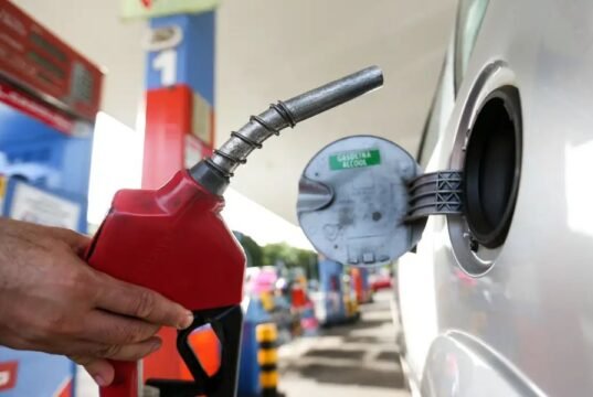 Governo anuncia corte de impostos sobre diesel diante da alta do petróleo e assina medidas para combater alta abusiva de preços de combustíveis