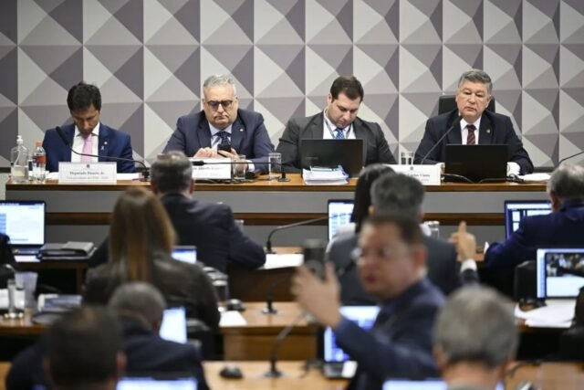 Parlamentares durante reunião da CPMI do INSS