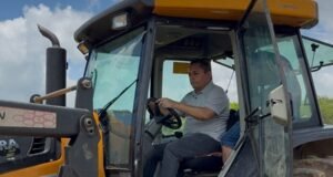 Prefeito Marcílio Coelho acompanha aração em Banabuiú e reforça apoio aos agricultores