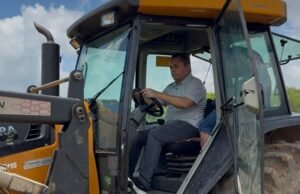 Prefeito Marcílio Coelho acompanha aração em Banabuiú e reforça apoio aos agricultores