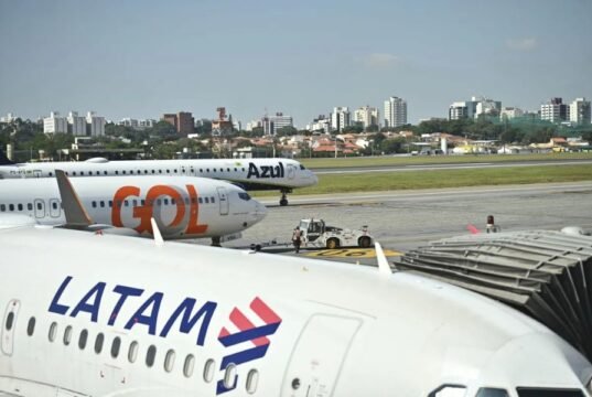 Companhias aéreas cortam mais de 2 mil voos em maio; querosene deve subir novamente