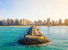 Fortaleza de frente para o mar: riqueza, turismo e disputa por espaço