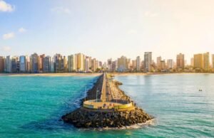 Fortaleza de frente para o mar: riqueza, turismo e disputa por espaço