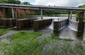 Açude Ubaldinho sangra no Cedro; Ceará tem 19 reservatórios com capacidade máxima
