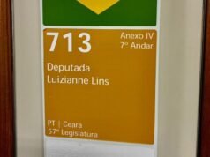 Entre portas e partidos: a placa que ainda não mudou
