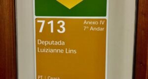 Entre portas e partidos: a placa que ainda não mudou