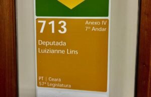 Entre portas e partidos: a placa que ainda não mudou