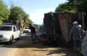 Carreta com ração tomba na BR-222 e tem carga saqueada por populares