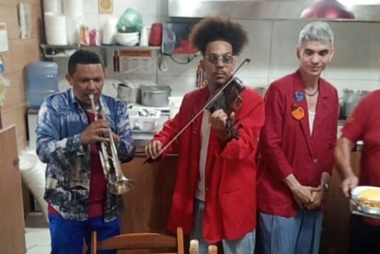 Orquestra Popular do Nordeste celebrou o aniversário de Fortaleza com concerto no Mercado São Sebastião