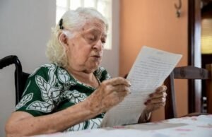 Aos 90 anos, cearense ficou conhecida por escrever cartas que aproximam pessoas e até unem casais