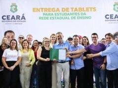 Governo do Ceará entrega tablets a estudantes de Mombaça e autoriza construção de nova estrada
