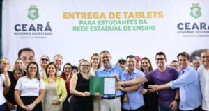 Governo do Ceará entrega tablets a estudantes de Mombaça e autoriza construção de nova estrada