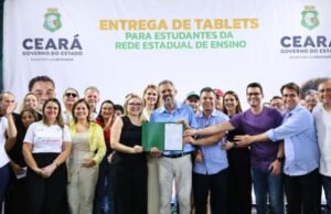 Governo do Ceará entrega tablets a estudantes de Mombaça e autoriza construção de nova estrada