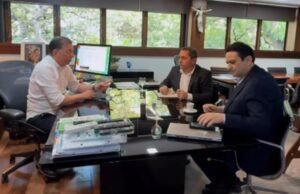 Prefeito de Banabuiú se reúne com secretários do Governo do Ceará e com dono da Libra para tentar evitar fechamento da fábrica