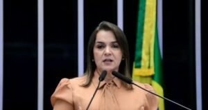 Prefeita sanciona lei que restringe uso de banheiros femininos por mulheres trans e afirma ter “feito o óbvio”