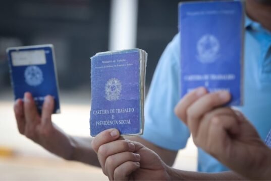 Centrão abre brecha para jornada de trabalho de até 52 horas semanais e tenta barrar fim da escala 6×1