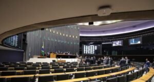 PL lidera crescimento na Câmara após janela partidária e União Brasil registra maior número de perdas