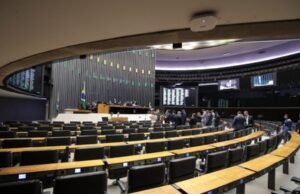 PL lidera crescimento na Câmara após janela partidária e União Brasil registra maior número de perdas