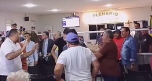 Briga é registrada na Câmara de Aracoiaba após reviravolta judicial reconduzir prefeito Edim ao cargo