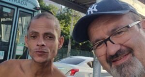 Alécio Freire realiza campanha para ajudar morador de rua com esquizofrenia a voltar para a família em São Paulo após mais de um ano vivendo nas ruas de Fortaleza