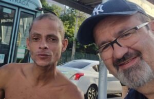 Alécio Freire realiza campanha para ajudar morador de rua com esquizofrenia a voltar para a família em São Paulo após mais de um ano vivendo nas ruas de Fortaleza
