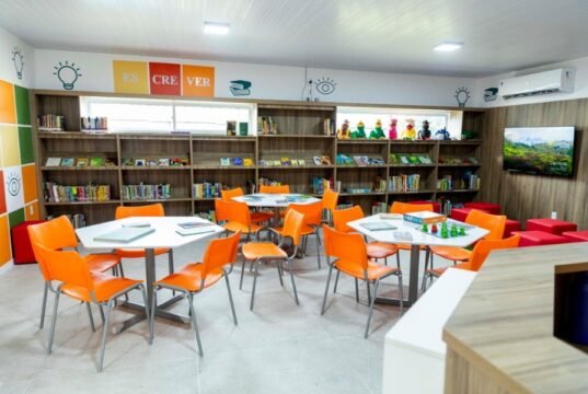 Projeto Territórios da Leitura entrega sete novas bibliotecas em Quixadá e mais quatro cidades cearenses