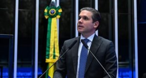 Hugo Motta intensifica agenda na Câmara para votar PEC 6×1 ainda este mês