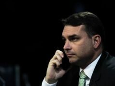 Flávio Bolsonaro convoca reunião de emergência após site expor conversas com Vorcaro