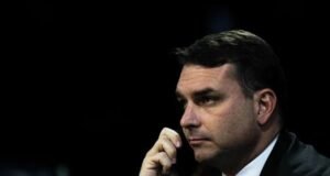 Flávio Bolsonaro convoca reunião de emergência após site expor conversas com Vorcaro