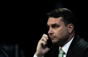 Flávio Bolsonaro convoca reunião de emergência após site expor conversas com Vorcaro