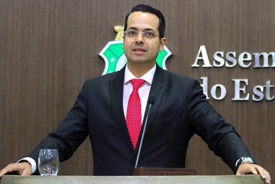 Vitor Valim é alvo de operação que investiga suposto superfaturamento de contratos de R$ 480 milhões em Caucaia