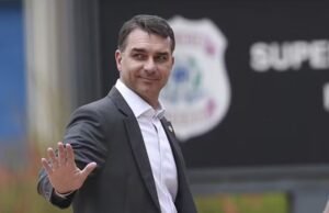 Aliados de Lula avaliam que crise envolvendo Flávio Bolsonaro ainda não inviabiliza candidatura ao Planalto