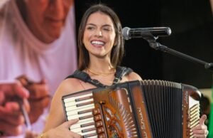 Isabela Serpa reaparece nas redes sociais após ter perfil derrubado e emociona ao falar sobre recomeço